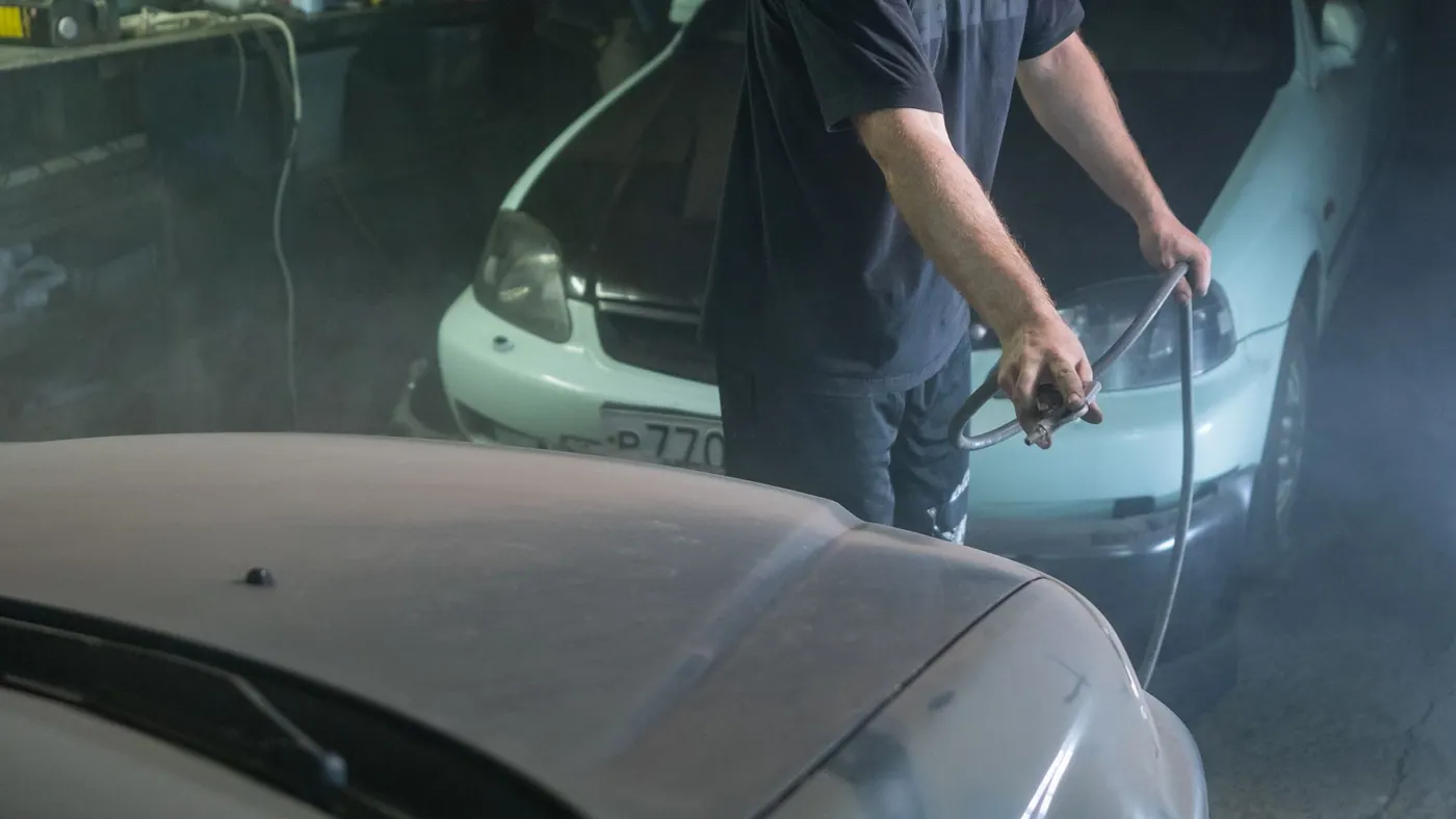 مقارنة بين إصلاح سمكرة جزئي ودهان كامل لسيارة داخل ورشة